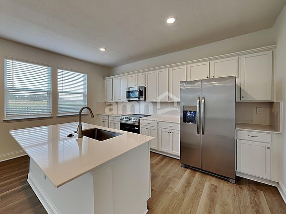 3rd image of 932 Heritage Blvd