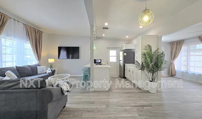 2348 Burton Ave — Photo 6