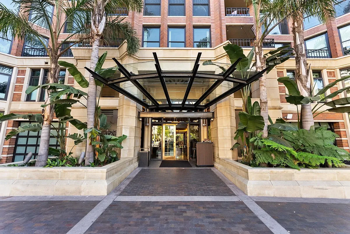 Building Photo - 500 W Harbor Dr W #424