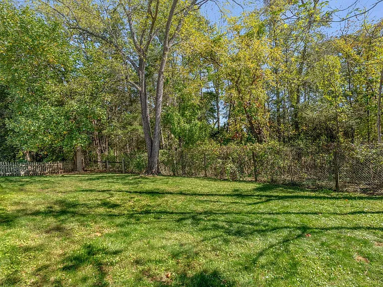 1081 Wintergreen Ln — Photo 45