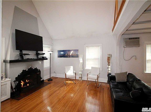 3rd image of 990 Wallace Ave
