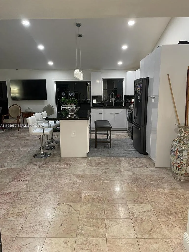 3 bed, 2.0 bath, $4,150 — Photo 3