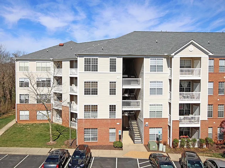 300 Riverbend Dr #4B — Photo 1