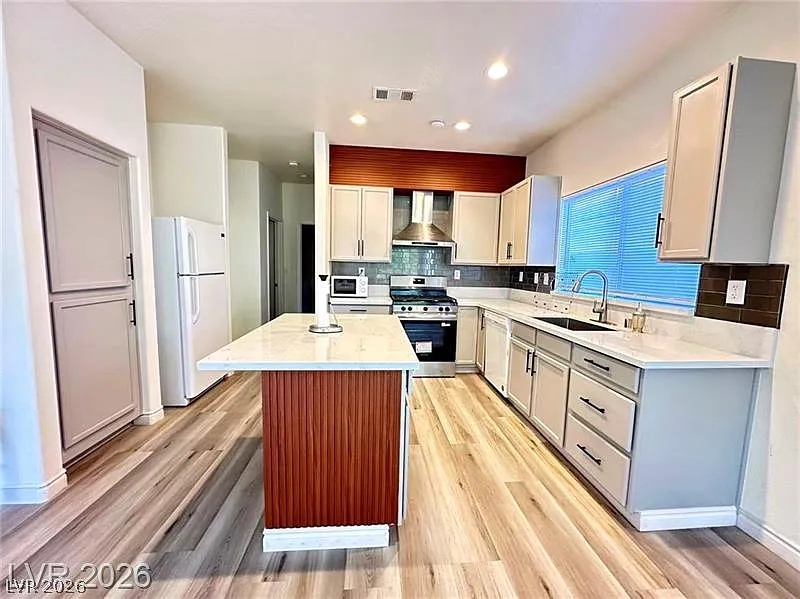 3 bed, 2.5 bath, 1692 sqft, $1,995 — Photo 3