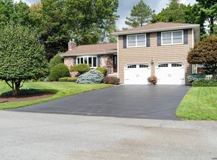 11 Sandalwood Dr, Albany, NY 12211