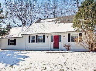 948 Camelot Dr, Crystal Lake, IL 60014