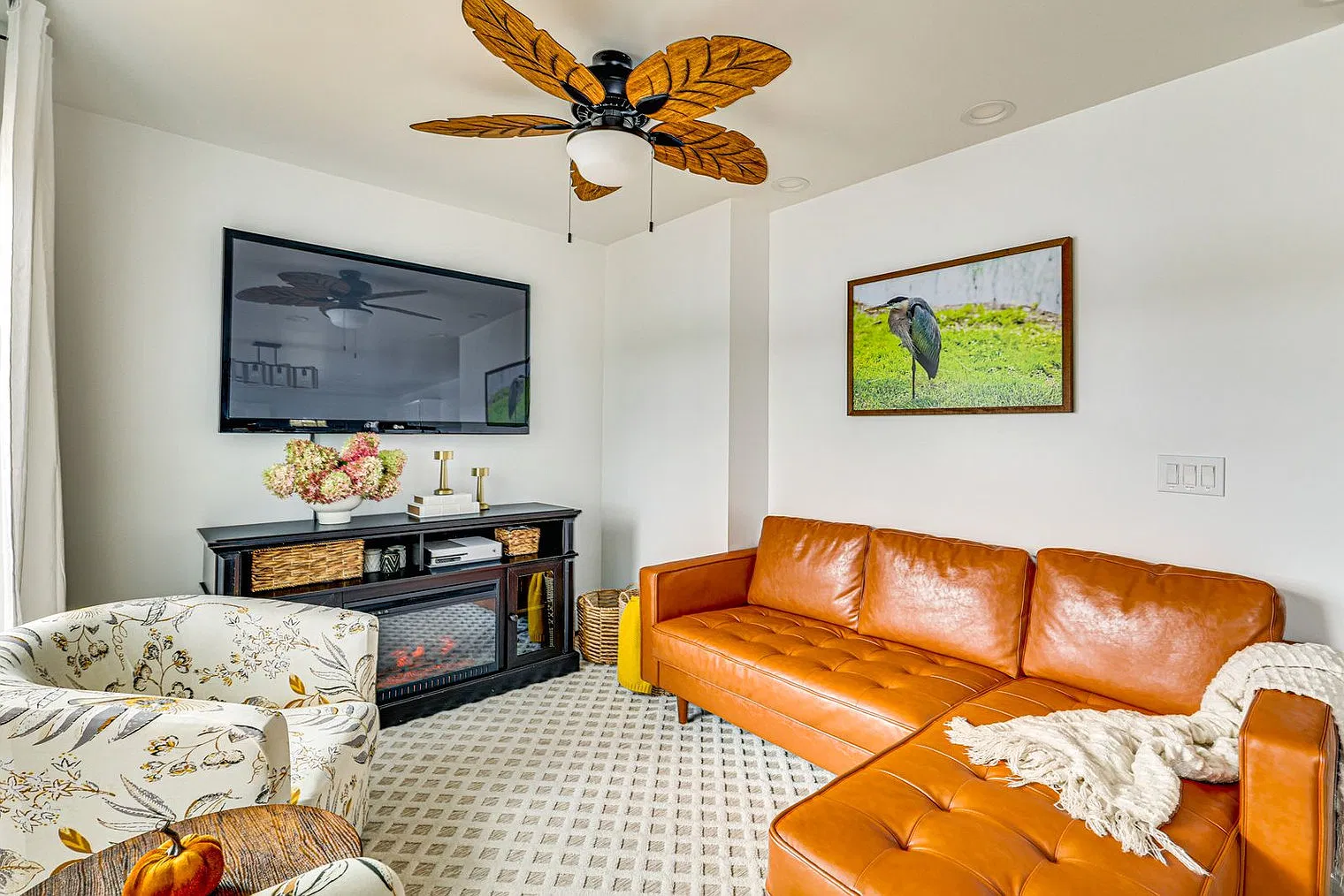 2 bed, 1.0 bath, 818 sqft, $4,271 — Photo 2