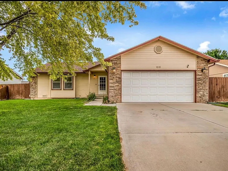 1215 Breeze Dr — Photo 1