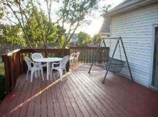 490 Lakeview Ct, Oswego, IL 60543