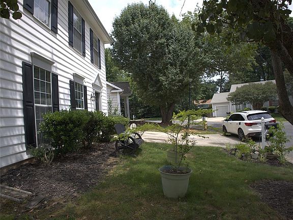 3rd image of 6000 Bayswater Ln