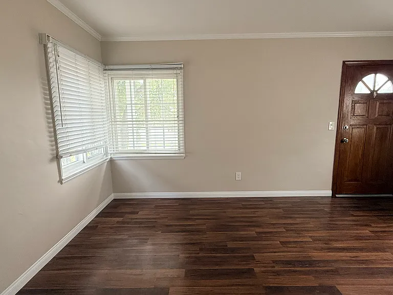 4112 W Victory Blvd — Photo 6