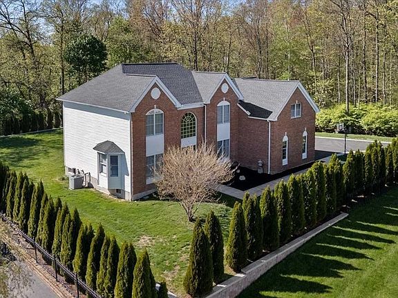 4th image of 7 Dickinson Cir
