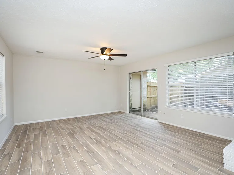 22318 Fincastle Dr — Photo 9