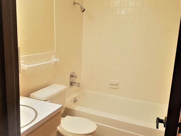 Bathroom with bathtub/shower