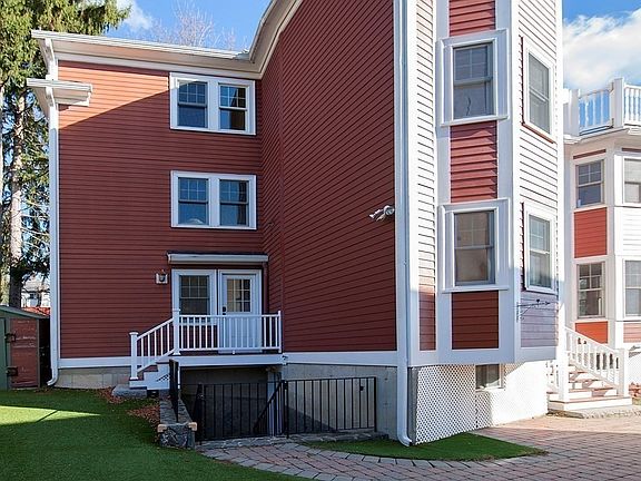 4th image of 22 Hobart Ave