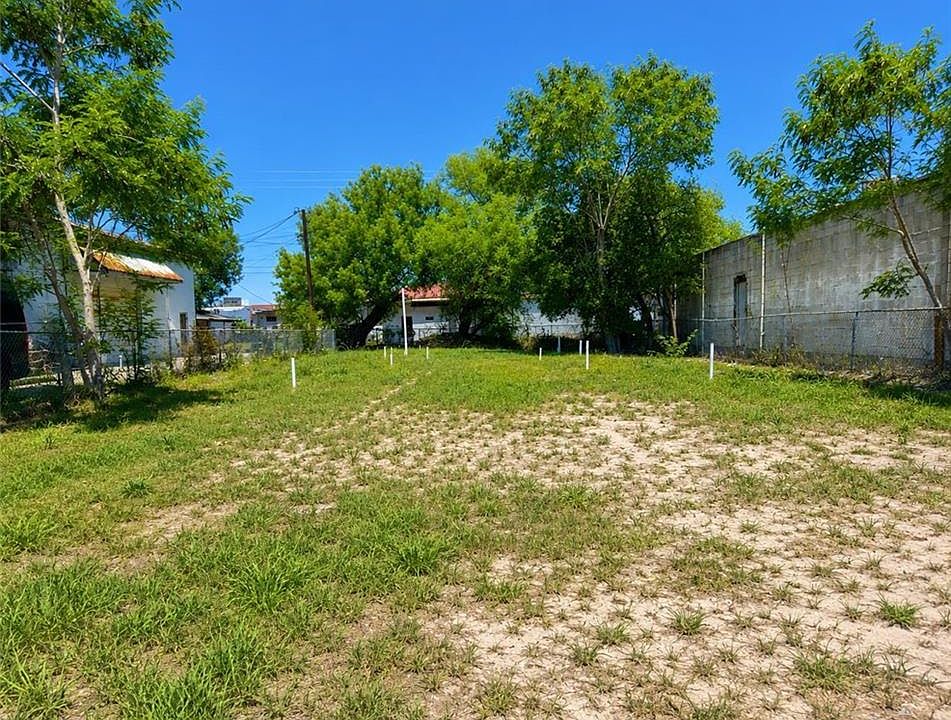 2nd image of 719 E Cano St