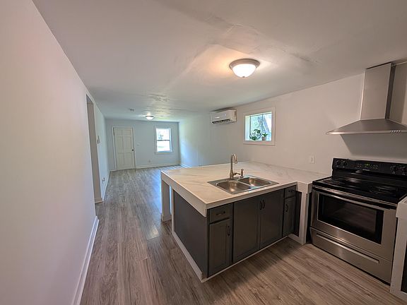 4th image of 215 Spruce St
