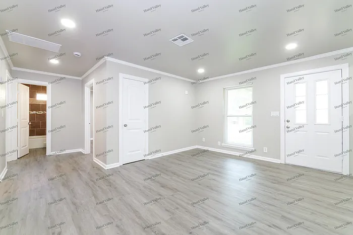806 S Meadow Ln — Photo 3