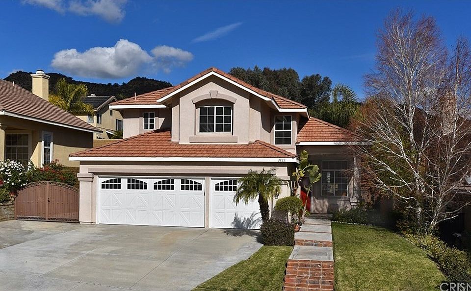 CURB APPEAL - Cul de sac - BIG driveway - Dramatic