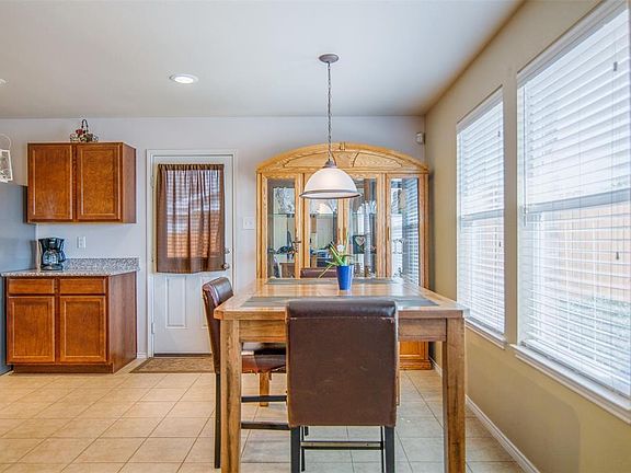 4th image of 300 Amethyst Dr