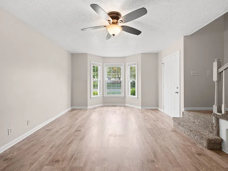 907 Desota Ln — Photo 8