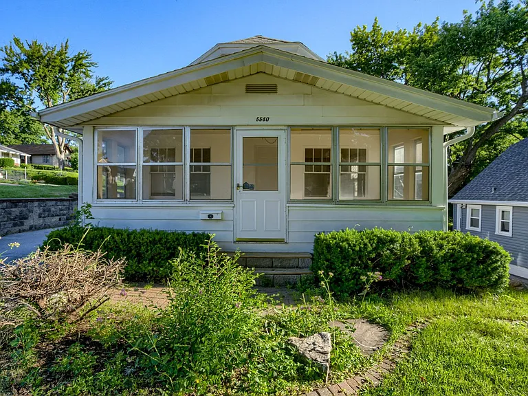 5540 Pine St — Photo 1
