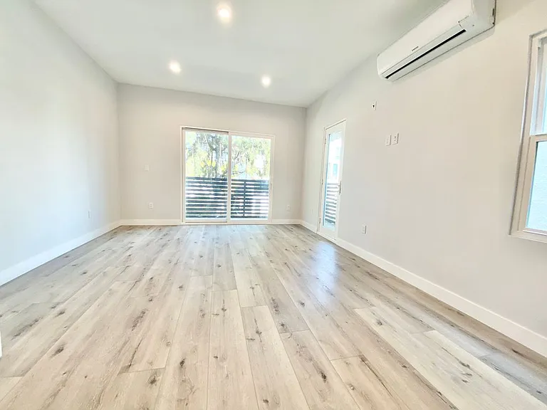 N Swall Apartments — Photo 7