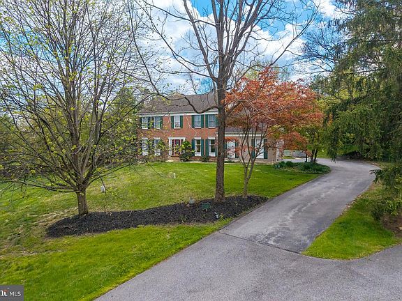 2nd image of 320 Long Ridge Ln