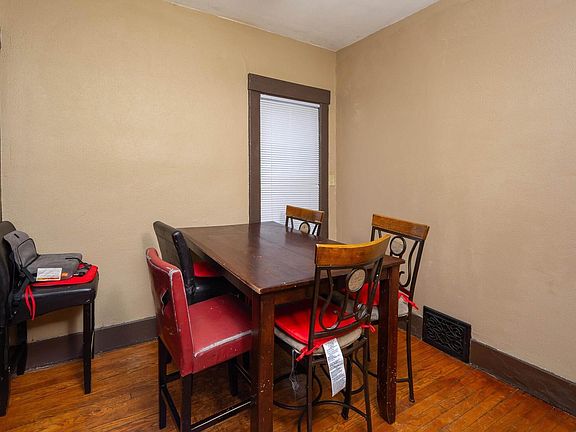 5th image of 125/127 E Locust St