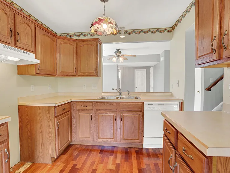 1556 Macintosh Way — Photo 4