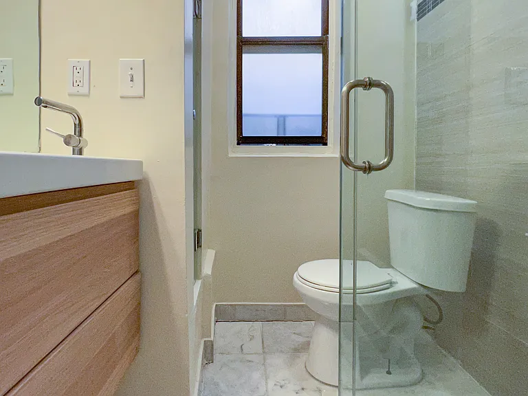 246 E 51st St #16 — Photo 2