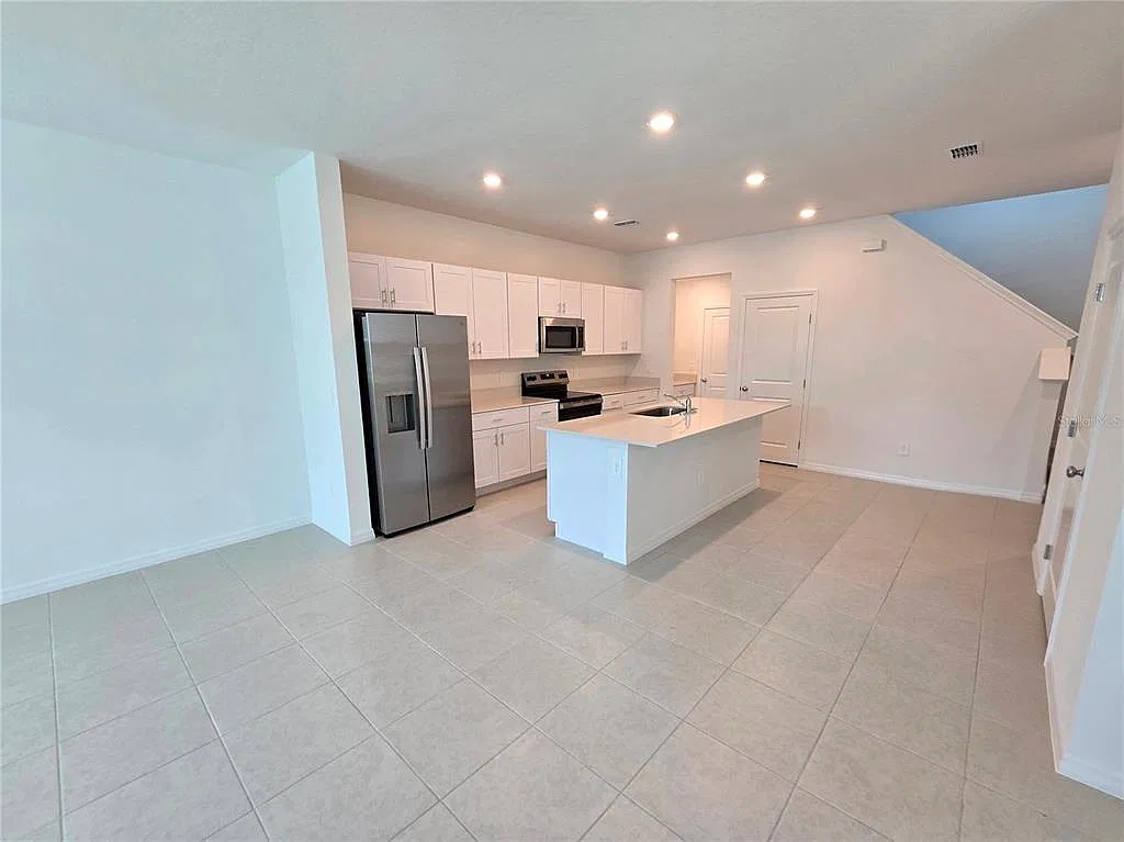 3 bed, 2.5 bath, 1807 sqft, $1,990 — Photo 4