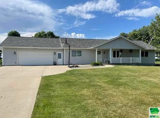 3183 370th St, Sioux Center, IA 51250
