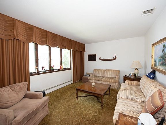 3rd image of 6 Celia Ln