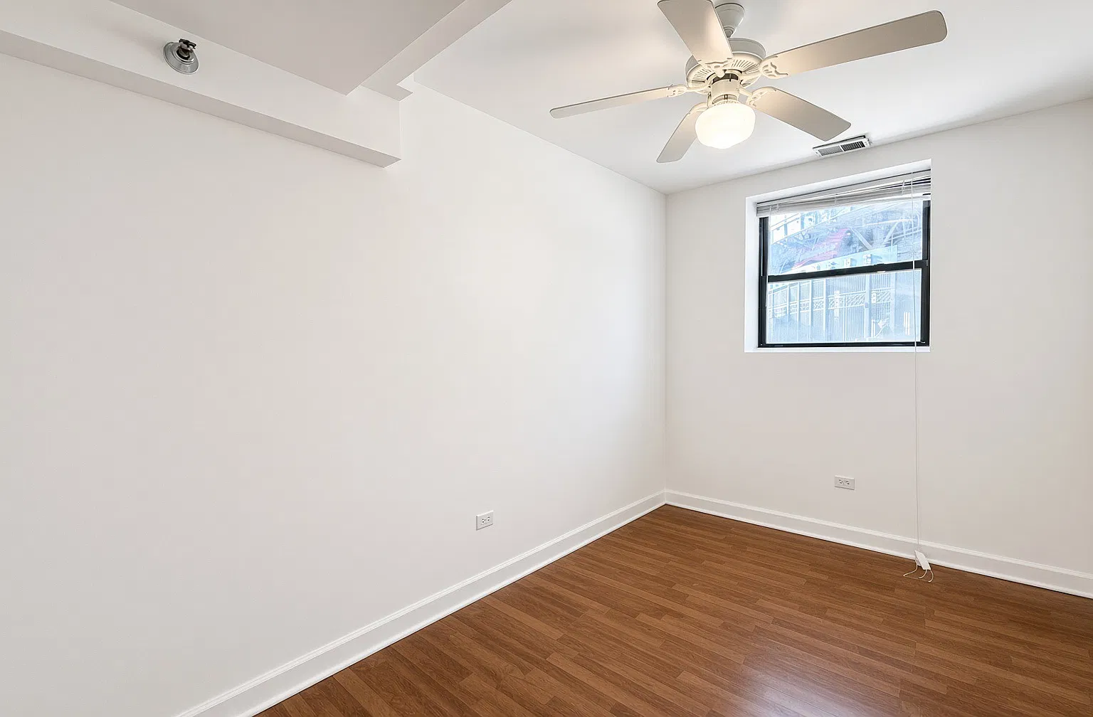 3 bed, 1250 sqft, $3,050 — Photo 4