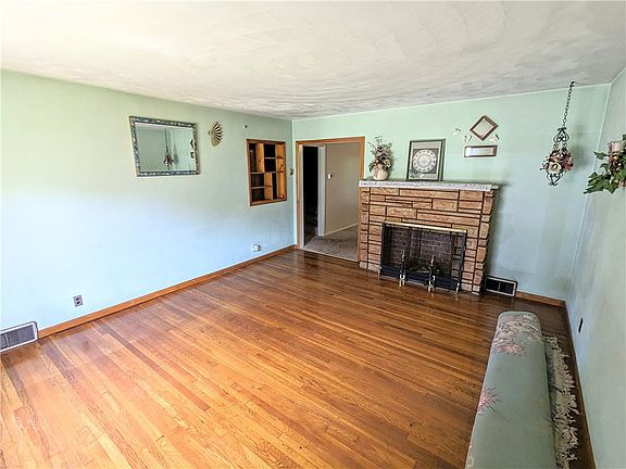 3rd image of 209 Kayler St