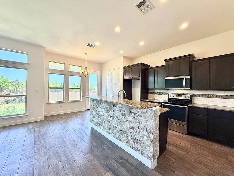 704 Gunning Cv — Photo 6