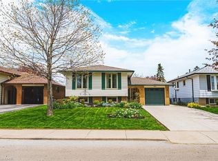 104 Gardiner Dr, Hamilton, ON L9C 5W8