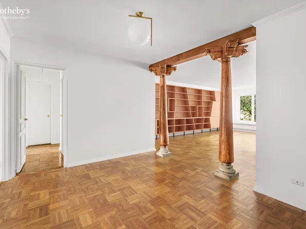 1050 5th Avenue image 4 of 12