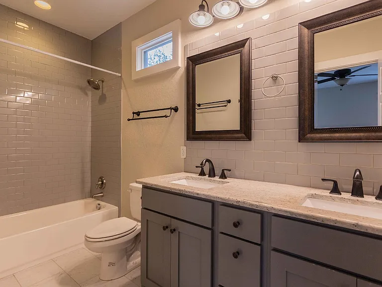 1121 E Crockett St — Photo 32