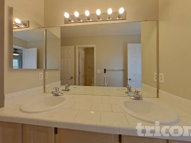 16240 Quarry Hill Dr — Photo 20