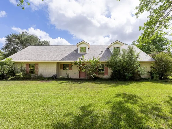 268 Sue Ann St, El Campo, TX 77437