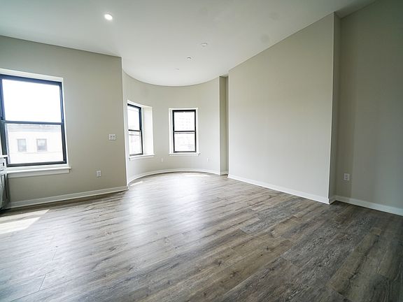5th image of 10 Blackwood St #432