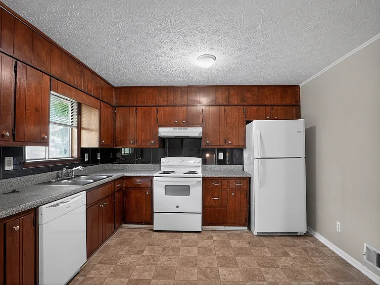 2501 Hartford Dr — Photo 2