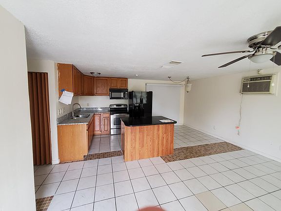 3rd image of 2407 Alamanda Ave