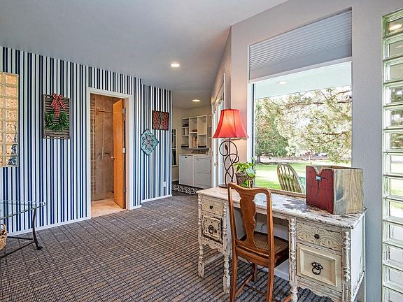 4th image of 66985 Rock Island Ln