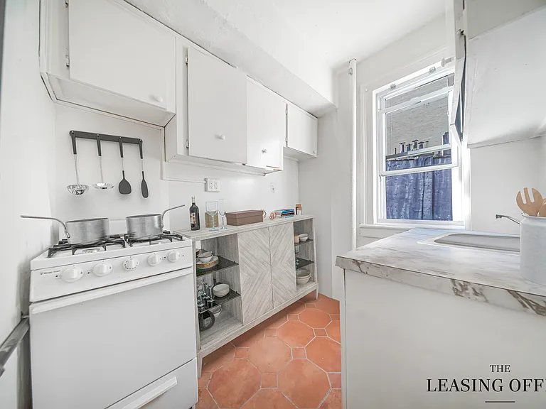 327 W 18th St #3 — Photo 8