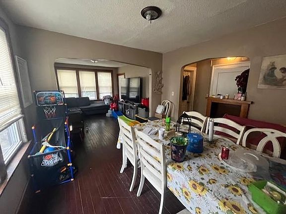 4th image of 1095 Maryland Ave E