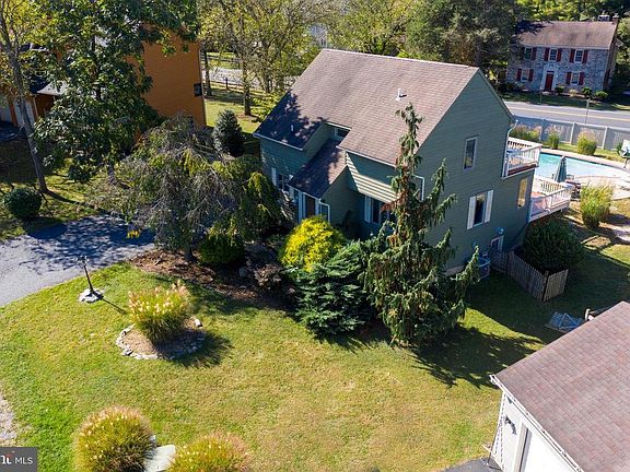 3rd image of 6738 Meadowlawn Cir