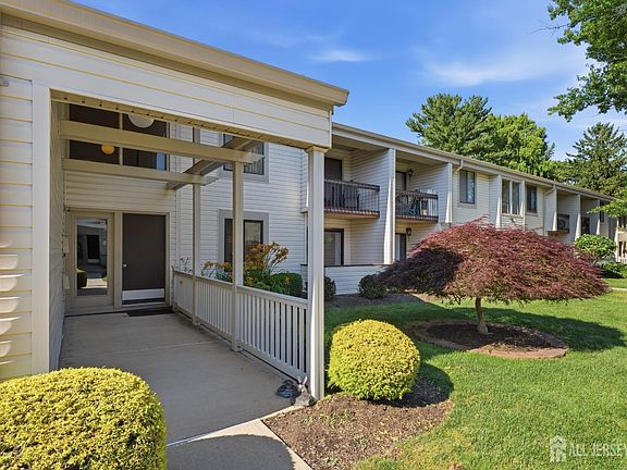 3rd image of 5 Avon Dr